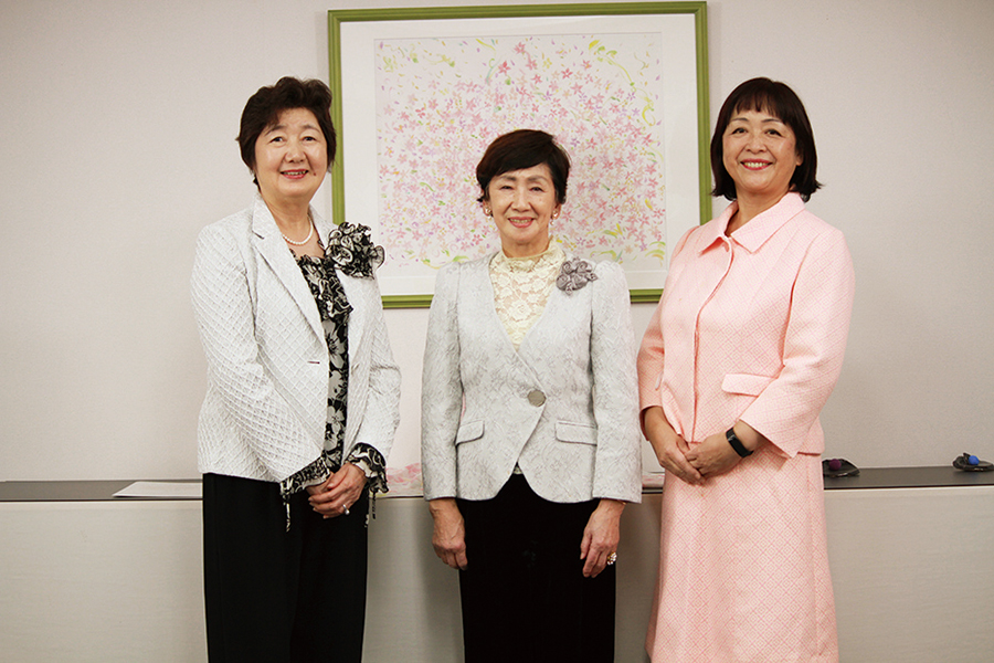 左から、取締役副社長の前田美恵子、取締役会長の白井圭子、代表取締役社長の西澤頼母