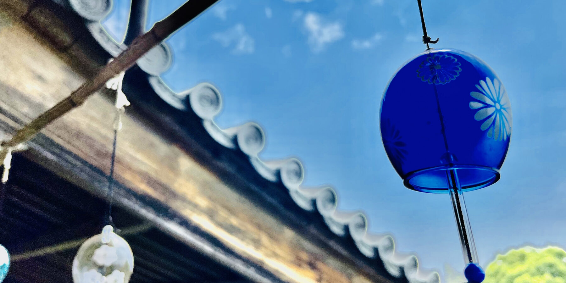 青空の下に吊るされた風鈴