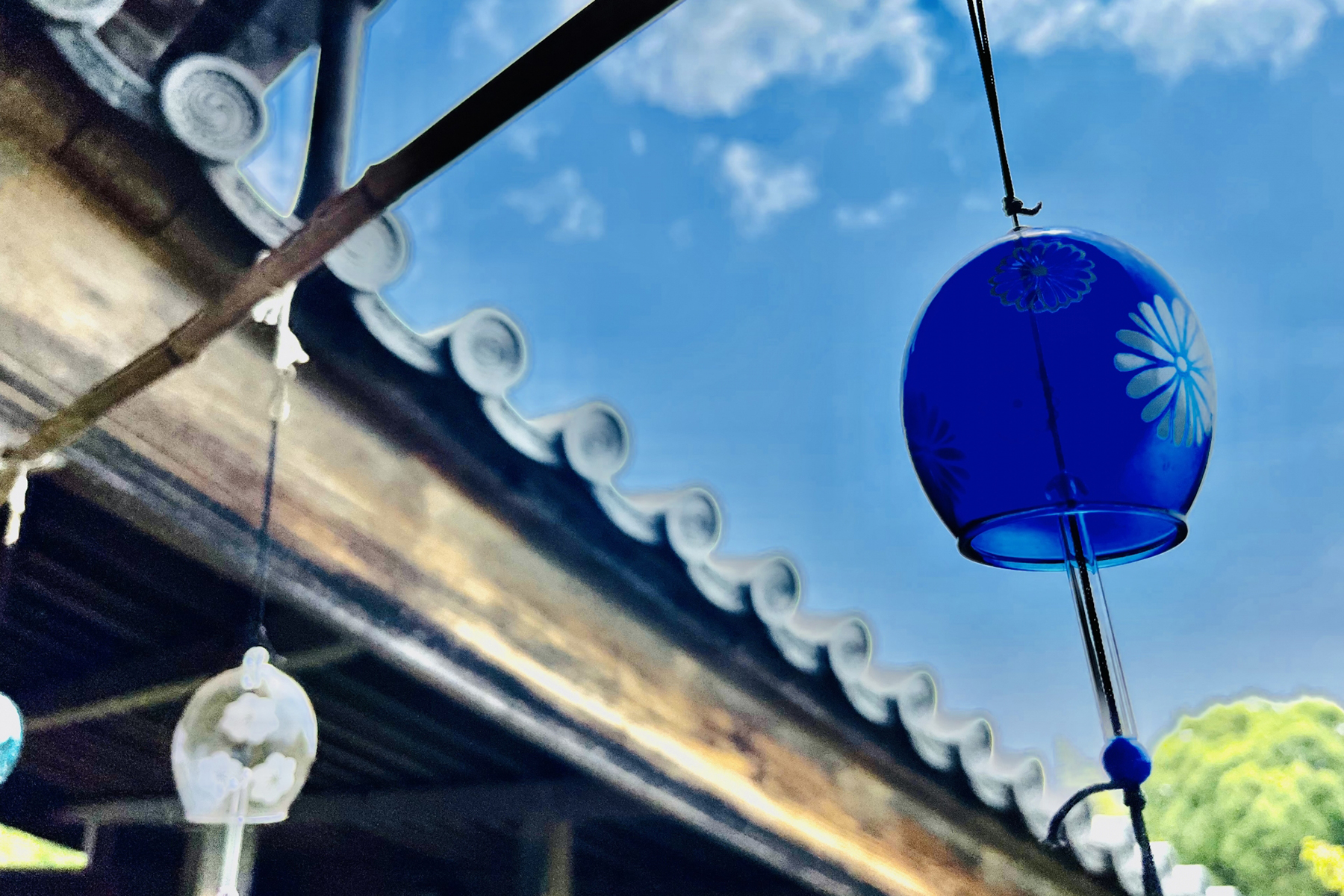 青空の下に吊るされた風鈴