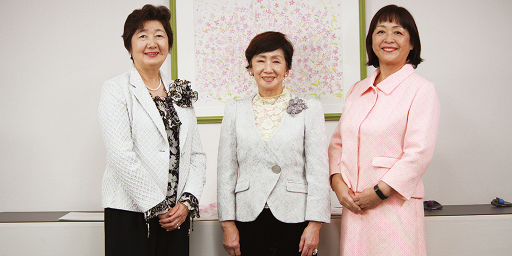 左から、取締役副社長の前田美恵子、取締役会長の白井圭子、代表取締役社長の西澤頼母